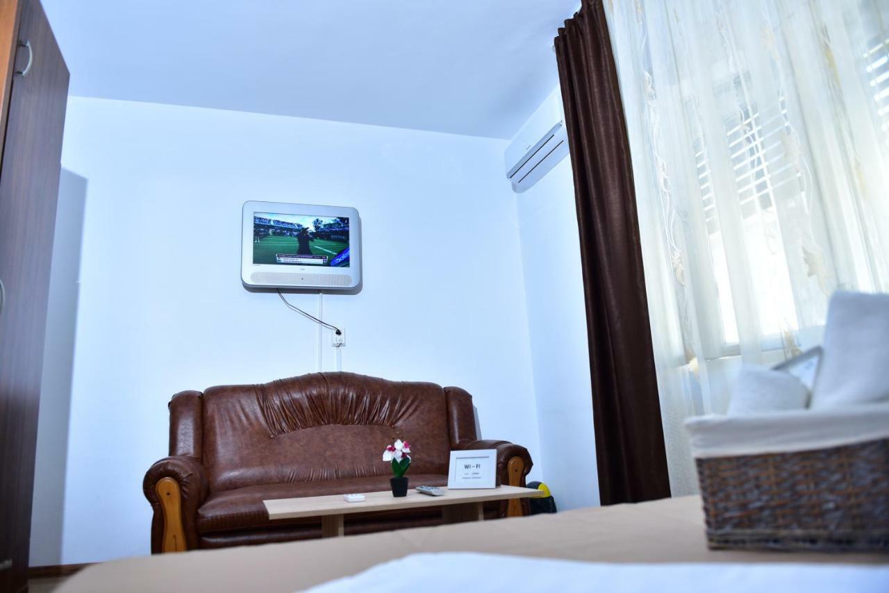 Vila Arjana Orşova Buitenkant foto